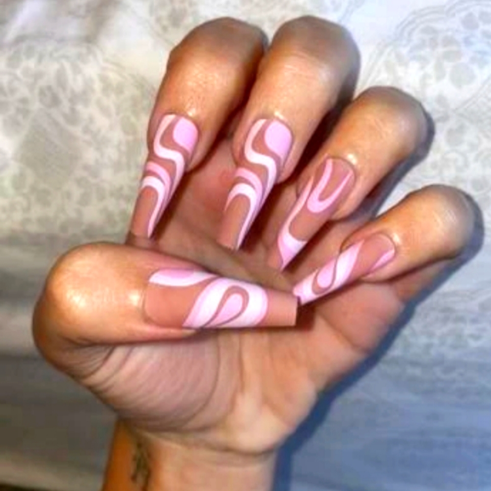 Press On Nails 24 Pieces with line art BNIB